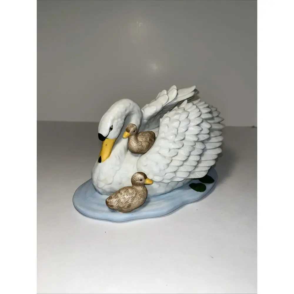 Vintage Homco Ceramic Swimming Swan w. Two Baby Swans , #1427 No Chips Or Cracks
